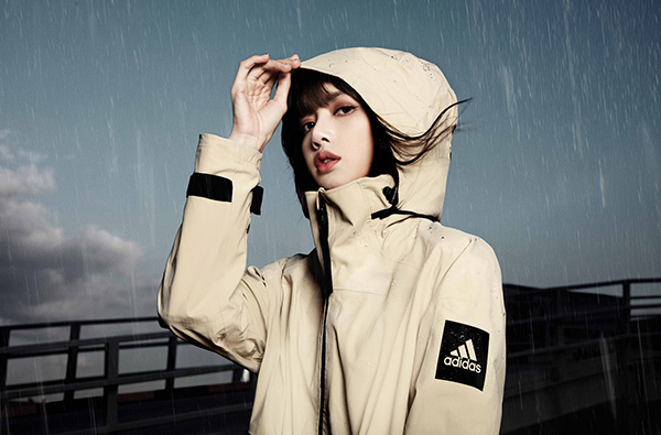 BLACKPINK Lisa時尚演繹adidas科技防水風衣！讓你不畏晴雨盡情探索城市