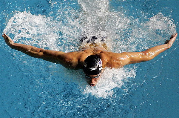 練出完美胸腹肌！「游泳」不可不知的5大好處，結合重訓效果更加倍！