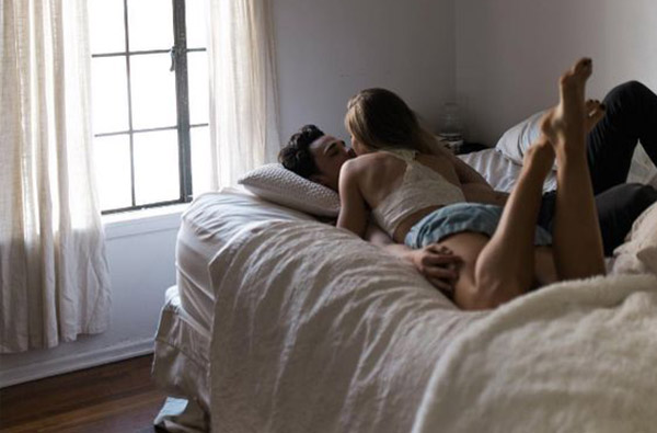多數男生做完愛倒頭就睡？專家：可以跟女友提議，換在沙發上做！