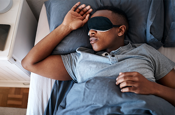 【型男Care】戴眼罩睡覺的5個好處！常失眠、偏頭痛者都適合