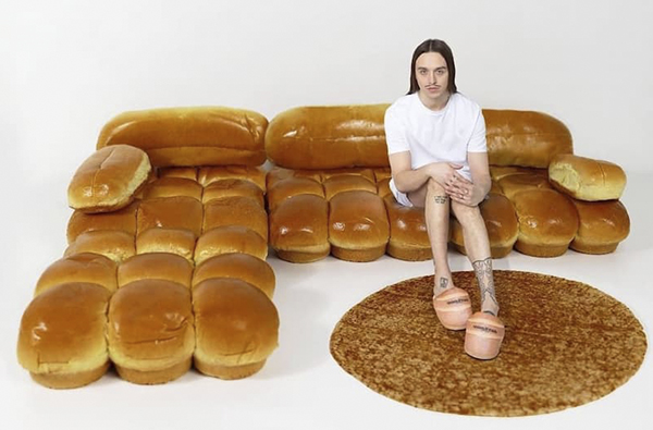 IKEA 攜手饒舌歌手Tommy Cash 推出「麵包沙發」，餓了可以拔來吃嗎？