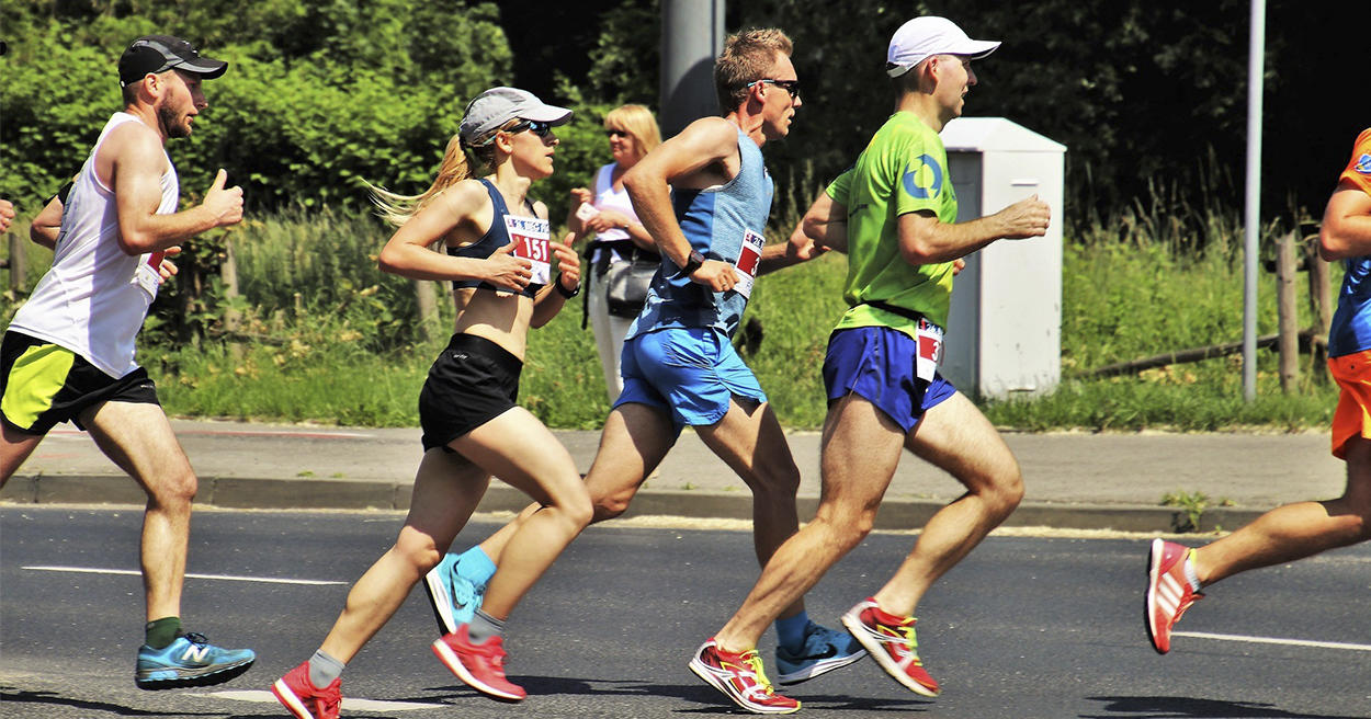 馬拉松選手都在用的「肝醣超補法」是什麼？攝取碳水化合物就能致勝？