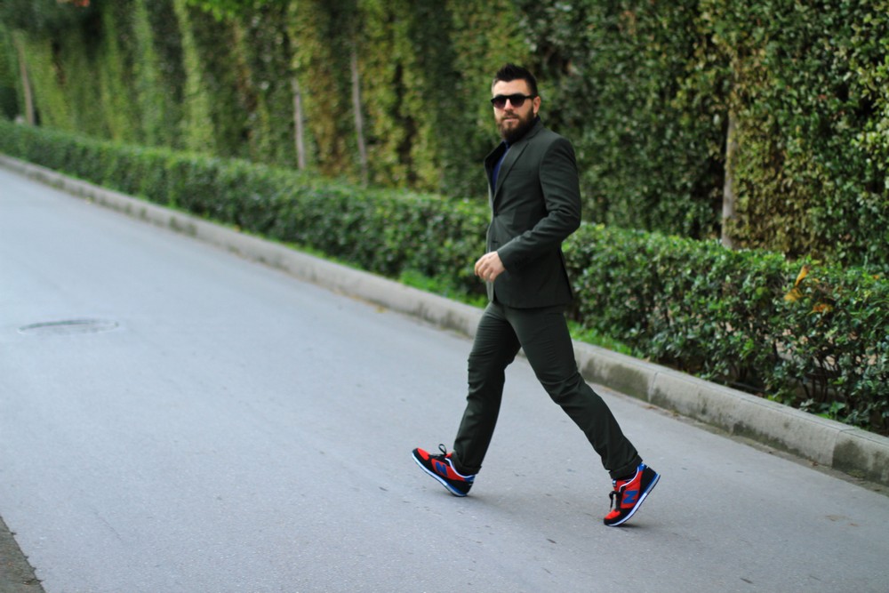 亮色球鞋伴你踏上秋冬街道，3種魅力風格一篇擁有！