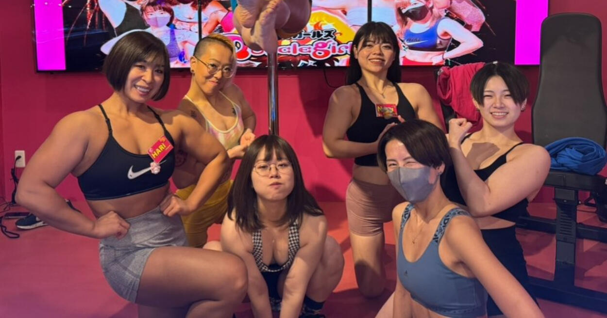 徒手榨檸檬幫你做調酒！日本爆紅的「肌肉女子酒吧」