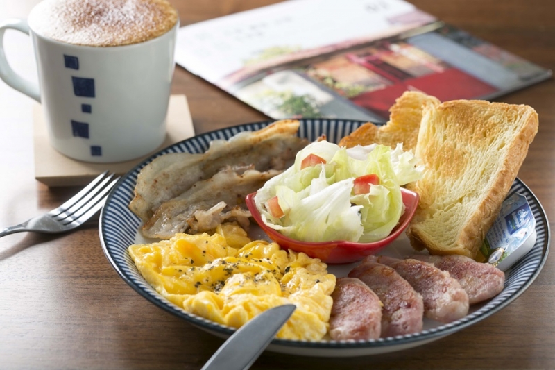 台北早午餐「坐坐咖啡」，在老屋裡吃九層塔三明治！