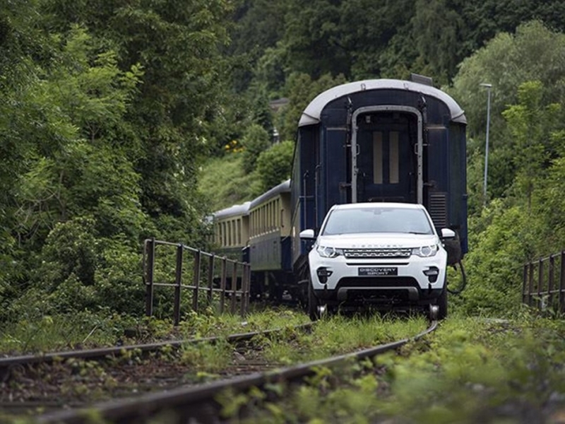 Land Rover 這次不「越野」，要來拖「列車」！？根本就是地面移動要塞啊！