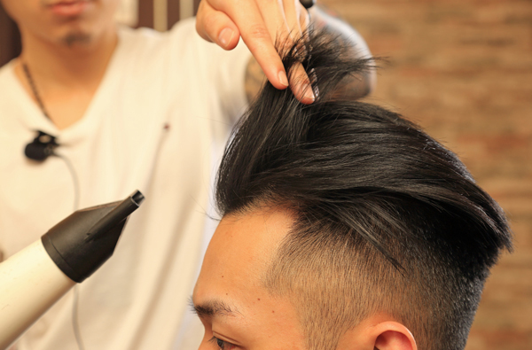 UNDERCUT髮型「吹、抓、梳」步驟示範！有請專業髮型師教學！