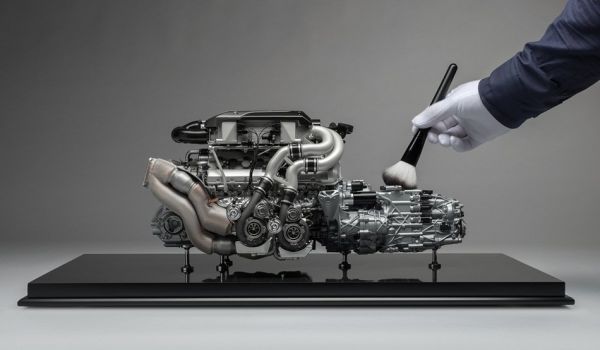 Bugatti車迷家裡的完美擺飾？超精緻 Bugatti Chiron的1/4引擎模型令人垂延三尺！