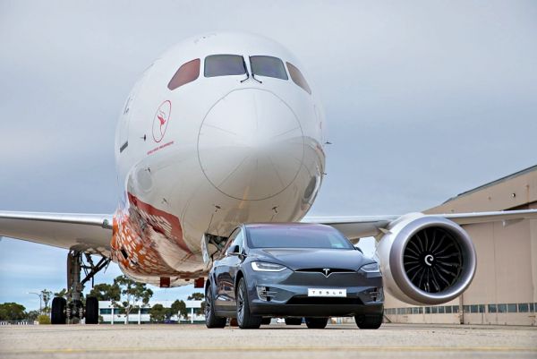 真的「小看不得」，Tesla Model X 成功拖行「波音 787 客機」，寫下「電動乘用車」歷史新碑！