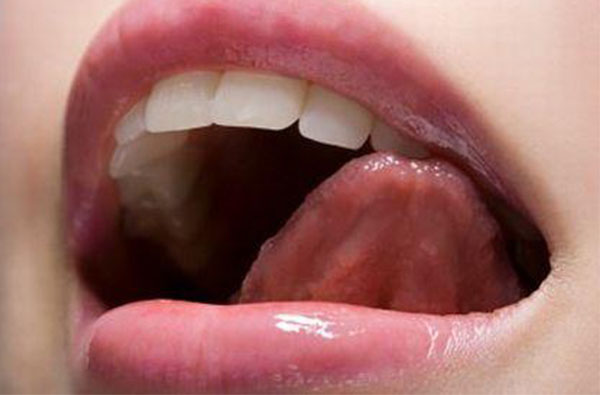 舌頭有齒痕健康差？一張嘴有「舌頭齒痕」中西醫看法一次明白！