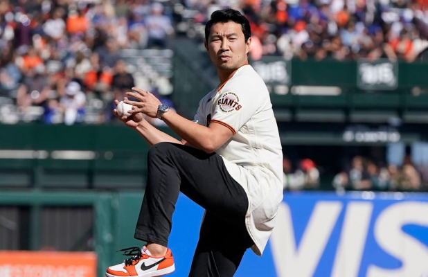 「尚氣」劉思慕近日穿著橘色AJ 1 Low擔任開球嘉賓