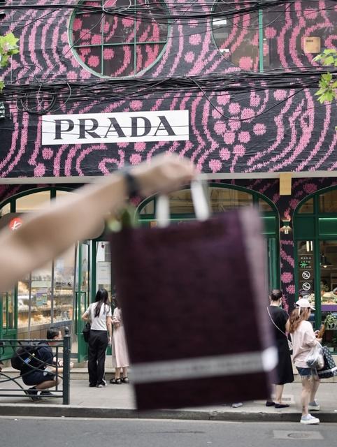 Prada也開菜市場？上海烏中市集Prada限定店，買菜竟送包？