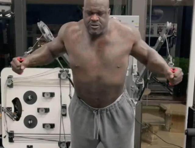 退休後首次有腹肌!NBA傳奇中鋒Shaq減重6個月瘦30公斤,帶你看他的健身菜單!