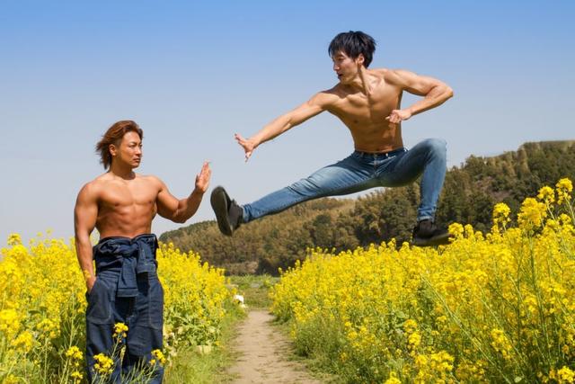 健身自拍可以這樣!學習日本「肌肉紳士集團」猛男惡搞照!