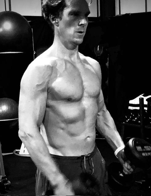 帥氣斯文卻有大肌肌！《奇異博士2》班奈狄克康柏拜區「健身菜單」公開，超級英雄這樣練！