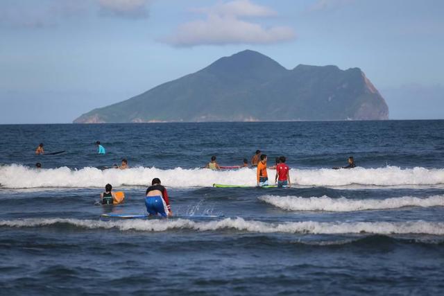 夏天就是要玩水!北台灣 6 處「絕美沙灘」旅遊推薦,大方秀出好身材吧!