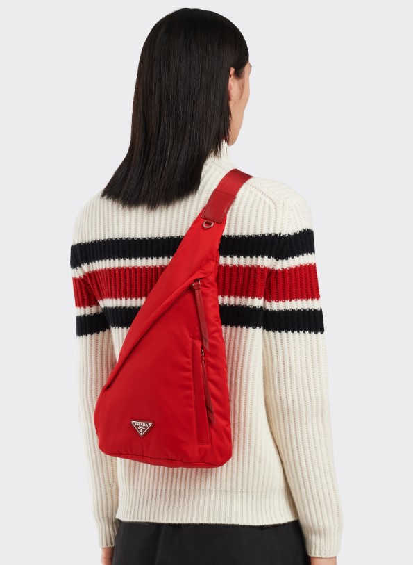 梅雨季怎穿搭？5款「防水包」推薦：TNF、RAINS、PRADA 一次看