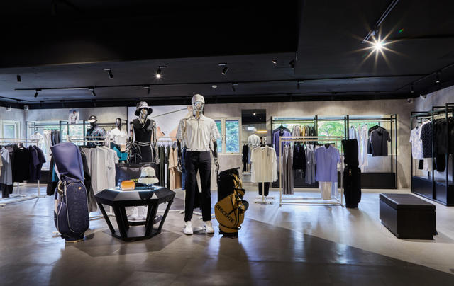 DESCENTE天母旗艦店為全台灣商品類型最齊全的專門店，打造兩層樓的百坪店舖空間，一站即可滿足各種運動需求。