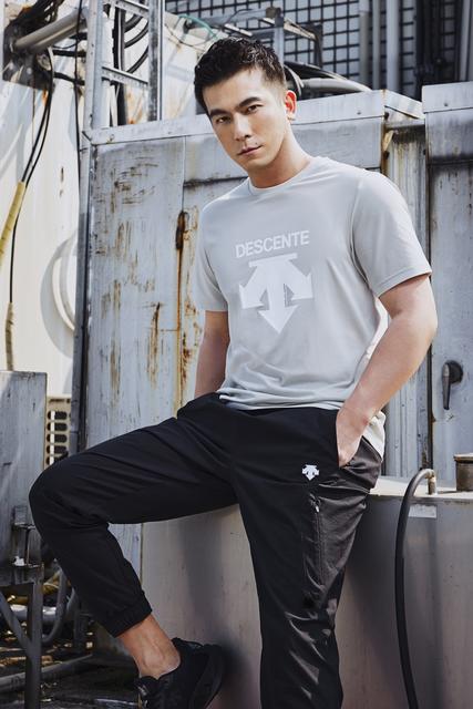 「DESCENTE TOUGH系列」以創新的奈米科技結合工藝匠人的技術，成就舒適與耐久性兼顧的訓練上衣，推薦做為日常訓練的入門款。